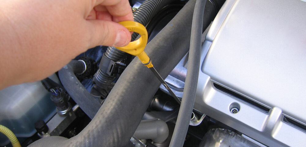 فحص مستوى زيت المحرك للسيارة