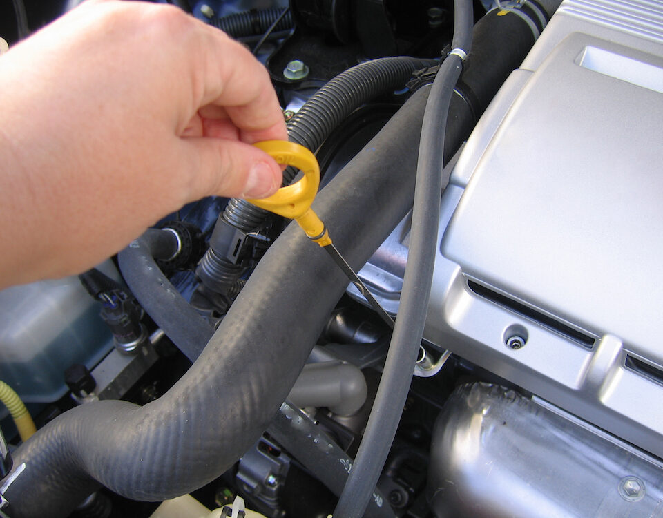 فحص مستوى زيت المحرك للسيارة